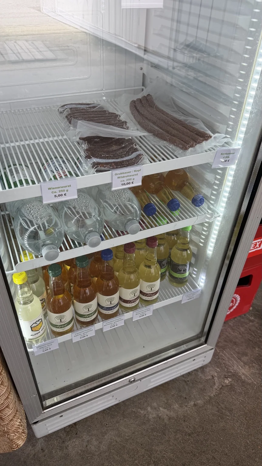 Regionale Produkte im Selbstversorger-Kühlschrank.