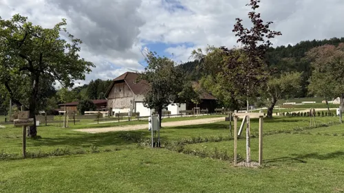 Der Bio-Bauernhof hinter dem Campingplatz.