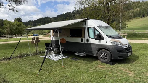 Angekommen: Kastenwagen, Markise und Zeit.