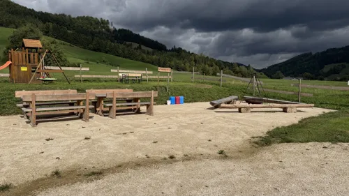 Spielplatz und Sitzplätze mit Blick auf die Berge.