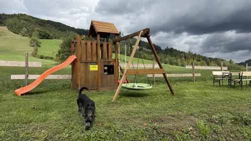 Henry vor dem Spielplatz.