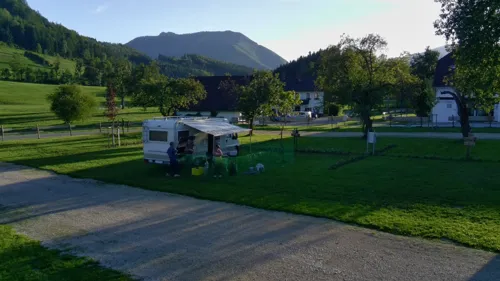 Grün, Berge und Platz zum Bleiben.