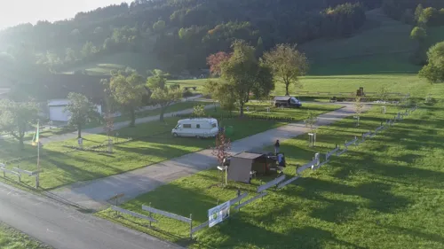 Die großzügigen Stellplätze aus der Vogelperspektive.